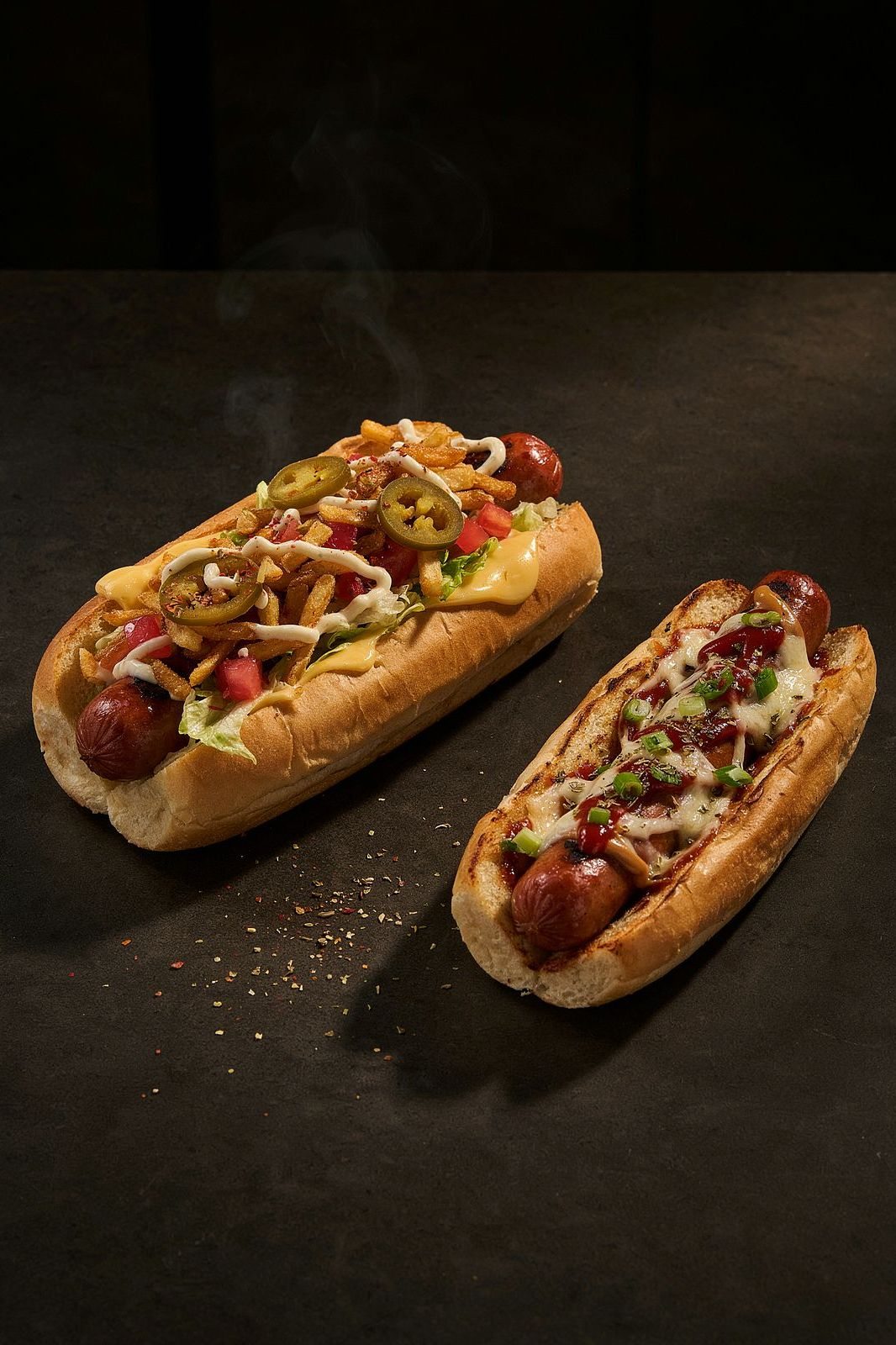 Hot dogs completos com molhos